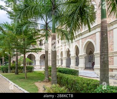 Fila di palme lungo il passaggio pedonale River of Life presso il Sultan Abdul Samad Building Kuala Lumpur Malesia. Foto Stock