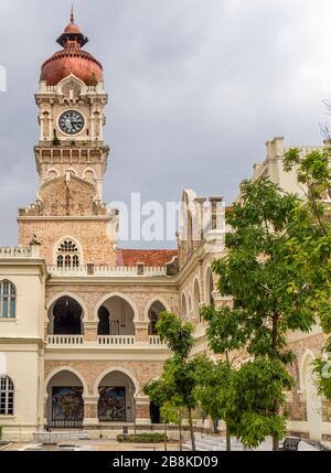 Torre centrale con cupola di rame a cipolla presso il Sultan Abdul Samad Building Kuala Lumpur Malesia. Foto Stock