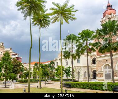 Palme in un cortile presso il Sultan Abdul Samad Building Kuala Lumpur Malesia. Foto Stock