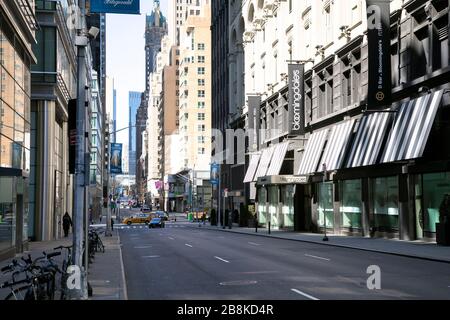 Il negozio principale di Bloomingdale a Manhattan è chiuso per affari a causa del COVID-19. Foto Stock