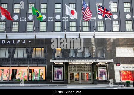 Il negozio principale di Bloomingdale a Manhattan è chiuso per affari a causa del COVID-19. Foto Stock