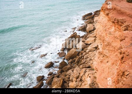 Vista sulla spiaggia, le onde e le rocce di Cala de Roche, Conil, Spagna, dalla collina Foto Stock