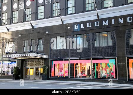 Il negozio principale di Bloomingdale a Manhattan è chiuso per affari a causa del COVID-19. Foto Stock