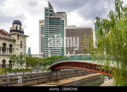 Ponte pedonale sul fiume della vita un ponte pedonale sul fiume Gombak nel centro di Kuala Lumpur, Malesia. Foto Stock