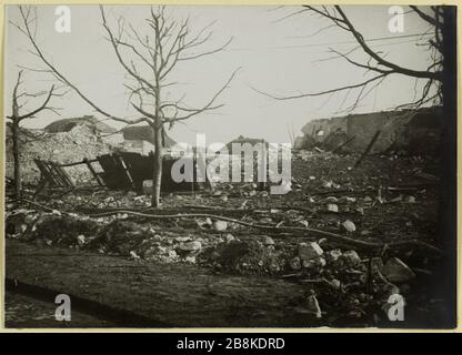 Altezza di esplosione della Double-Crown St Denis: Buco nel forte a causa dell'esplosione. Danni causati dall'esplosione all'altezza della doppia corona trasformata in discarica di munizioni, Saint Denis (93), 4 marzo 1916 Anonyme. Explosion au Fort de la Double-couronne St Denis : trou fait dans le fort par l'Explosion. Dégâts causés par l'explosion au fort de la Double-couronne trasformé en dépôt de munitions, Saint Denis (93), le 04 Mars 1916. Tigre au gélatino-bromure d'argent. 04 mars 1916-04 mars 1916. Parigi, musée Carnavalet. Foto Stock