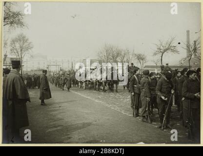 Funerali delle vittime dell'esplosione di St Denis: La processione alla porta della caserma. Funerali delle vittime dell'esplosione del picco della doppia corona trasformata in discarica di munizioni, Saint-Denis (93), 8 marzo 1916 Anonyme. Obsèques des victimes de l'Explosion de St Denis : le Cortège à la porte de la caserne. Obsèques des victimes de l'Explosion du Fort de la Double-couronne Transformé en dépôt de munitions, Saint-Denis (93), le 08 Mars 1916. Tigre au gélatino-bromure d'argent. 08 mars 1916-08 mars 1916. Parigi, musée Carnavalet. Foto Stock