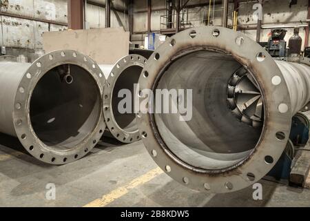 Produzione di tubi di grandi dimensioni in impianti industriali Foto Stock