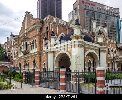 Il vecchio municipio di Panggung Bandaraya ora è un teatro di architettura coloniale con caratteristiche Mughal a Kuala Lumpur Malesia. Foto Stock