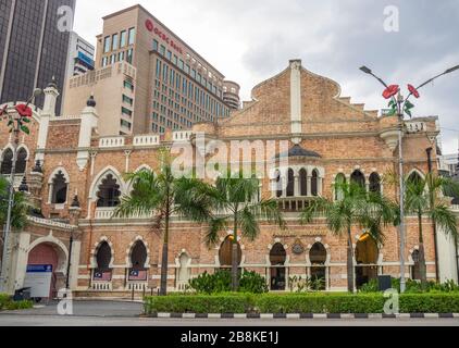 Il vecchio municipio di Panggung Bandaraya ora è un teatro di architettura coloniale con caratteristiche Mughal a Kuala Lumpur Malesia. Foto Stock