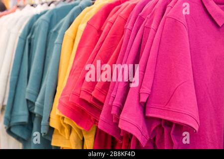 Articoli aperti e appesi sugli scaffali del supermercato dell'abbigliamento. Foto Stock