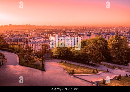 Affacciato sui tetti di Parigi, durante un'alba colorata e vibrante da Montmartre Hill, Parigi, Francia, in una calda mattinata d'autunno Foto Stock