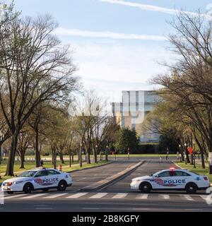 Washington, DC, USA, 22 Marzo 2020. IL Servizio del Parco Nazionale DEGLI STATI UNITI chiude le strade di Washington DC intorno al bacino del Tidal per ridurre i visitatori del fiore di Cherry am Foto Stock