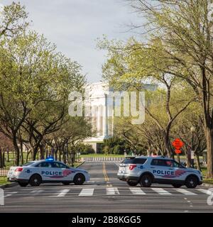 Washington, DC, USA, 22 Marzo 2020. IL Servizio del Parco Nazionale DEGLI STATI UNITI chiude le strade di Washington DC intorno al bacino del Tidal per ridurre i visitatori del fiore di Cherry am Foto Stock