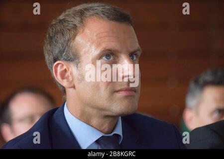 Nell'agosto 2018, Emmanuel Macron ha visitato la compagnia Léa Nature e la città di la Rochelle, in Francia. Foto Stock