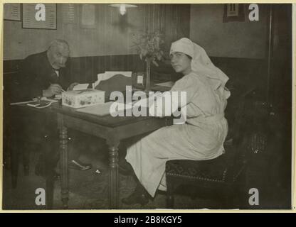 Mensa installata per salvare i feriti alla Gare du Nord: Il direttore. Il direttore e un infermiere con sede nel loro ufficio nella stazione Nord sviluppata per ricevere i feriti, 10 ° arrondissement, Parigi, 1914-1918 Anonyme. à de la gare du Nord : le Directeur. Le Directeur et une infirmière installés à leur bureau à la gare du Nord aménagée pour recevoir les blessés, 10ème circondario, Parigi, 1914-1918. Tigre au gélatino-bromure d'argent. 1914-1918. Parigi, musée Carnavalet. Foto Stock