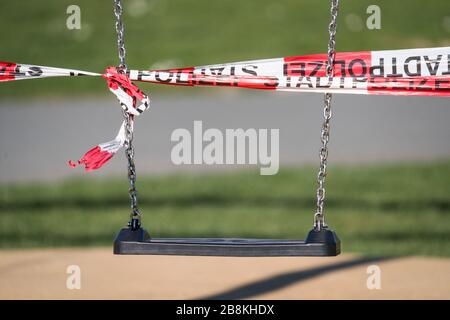 22 marzo 2020, Hessen, Francoforte sul meno: Un'altalena è chiusa nel centro sportivo e ricreativo Hafenpark con banda flutter. Foto: Frank Rumpenhorst/dpa Foto Stock