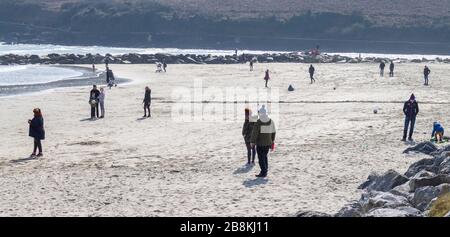 Rosscarbery, West Cork, Irlanda. 22 marzo 2020. Una bella giornata di sole ha portato fuori le famiglie durante la giornata della mamma godendo di un po' di aria fresca mentre si distende sulla spiaggia. Credit: Aphprospettive/Alamy Live News Foto Stock