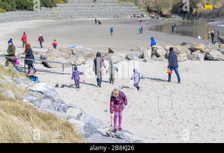 Rosscarbery, West Cork, Irlanda. 22 marzo 2020. Una bella giornata di sole ha portato fuori le famiglie durante la giornata della mamma godendo di un po' di aria fresca mentre si distende sulla spiaggia. Credit: Aphprospettive/Alamy Live News Foto Stock