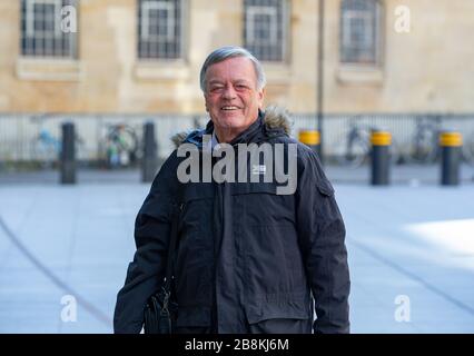 Londra, Regno Unito. 22 marzo 2020. Il leggendario Disc Jockey, Tony Blackburn, arriva alla BBC Studios per presentare il suo programma radiofonico "Sound of the Sessies". Credit: Tommy London/Alamy Live News Foto Stock