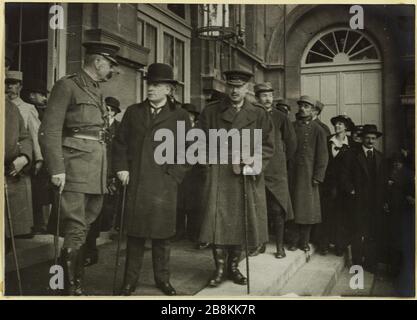 Conferenza di iniziative per nuovi edifici nel marzo 1916: Lord Kitchener MR Lloyd George G [ener] al Sir W Robertson. Lord Herbert Kitchener, David Lloyd George e il generale Sir William Robertson alla Conferenza del Ministero degli Esteri alleato, Orsay, molo del 7° distretto, Parigi, 27-29 marzo 1916 Anonyme. Conférence des Allliés Mars 1916 : Lord Kitchener MR Lloyd Georges Général Sir W Robertson. Lord Horatio Herbert Kitchener, Monsieur David Lloyd Georges et le Général Sir William Robertson à la Conférence des Alliés, Ministère des Affaires étrangères, quai d'Orsay, 7ème arrondissement, Parigi, les Foto Stock