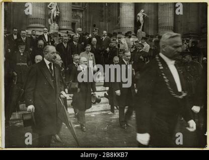 Rassegna 14 luglio 1916: Destino del Presidente Raymond Poincaré del Grand Palais, 8 ° arrondissement, Parigi. Revue du 14 juillet 1916 : le président Raymond Poincaré sort du Grand Palais. Parigi (VIIIème arr.). Anonima fotografa. Musée Carnavalet, Histoire de Paris Foto Stock