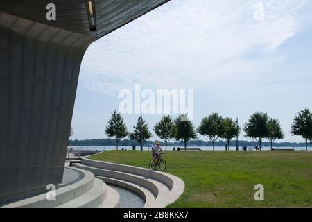 Passeggiate in bicicletta nel parco con sfondo del Lago Ontario Foto Stock