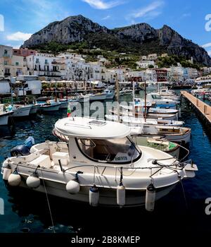 Barche all'ancora nel porto di Marina Grande, Capri , Campania, Italia. Foto Stock