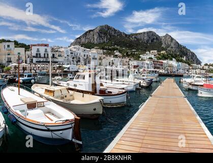Barche ormeggiate al molo, porto di Marina Grande, Capri , Campania, Italia. Foto Stock