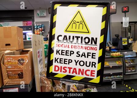 avviso di distanza sociale presso i tills di un negozio locale di convenienza di longherone in glengormley newtownabbey irlanda del nord regno unito Foto Stock