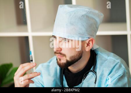 Il medico entra in soluzione iniettabile in siringa Foto Stock