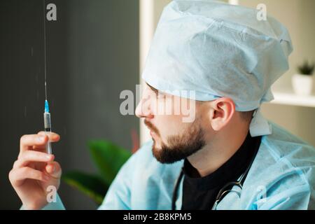 Il medico entra in soluzione iniettabile in siringa Foto Stock