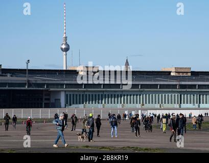 Berlino, Germania. 22 marzo 2020. Alcuni oggi camminano nel Tempelhof Park di Berlino. Credit: Fabian Sommer/dpa/Alamy Live News Foto Stock