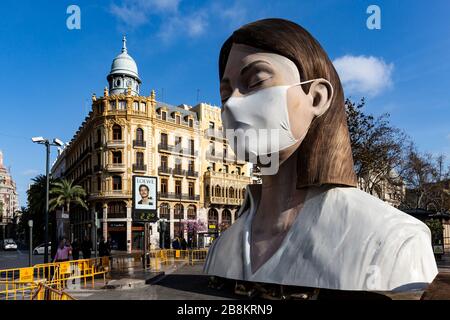 Scultura del 2020 annullato Las Fallas festival a Valencia indossando una maschera improvvisata per proteggerla contro Covid 19 virus.Spain. Foto Stock