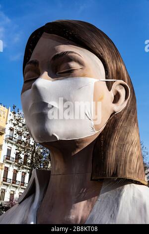 Scultura del 2020 annullato Las Fallas festival a Valencia indossando una maschera improvvisata per proteggerla contro Covid 19 virus.Spain. Foto Stock