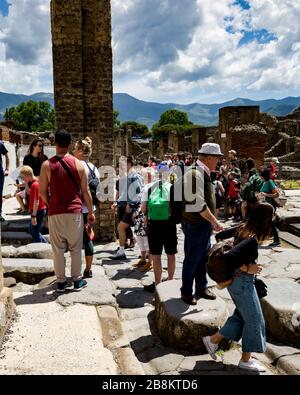 Turisti che esplorano le rovine di Pompei, Campania, Italia. Foto Stock