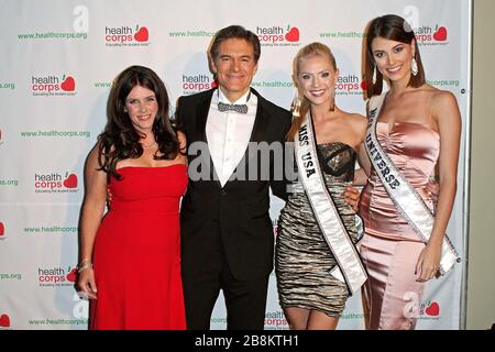 New York, NY, USA. 21 aprile 2010. Ben Vareen, Lisa Oz, Kristen Dalton, Natalie Glebova al 'Giardino del bene e del male' presentato dal Dr. Oz al Molo Sixty a Chelsea Piers. Credito: Steve Mack/Alamy Foto Stock