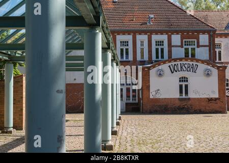 Volksbad del 1900, un ex bagni interni, ospita oggi un centro culturale, Città di Flensburg, Schleswig-Holstein, Germania del Nord, Europa, Foto Stock