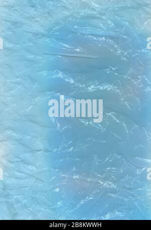 Cellophane trasparente sbriciolato. Cellophane per confezionamento, struttura in polietilene blu Foto Stock