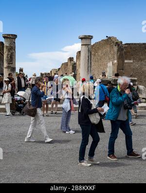 Turisti che esplorano le rovine di Pompei, Campania, Italia. Foto Stock