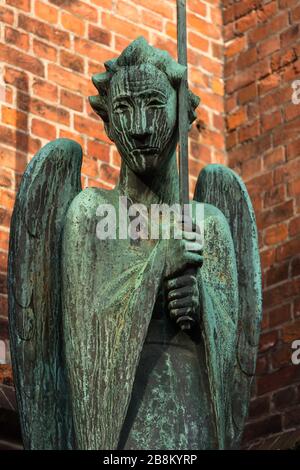 Scultura 'Der Geistkämpfer' dello scultore espressionista tedesco Ernst Barlach, Kiel, Schleswig-Holstein, Germania del Nord, Europa Centrale Foto Stock