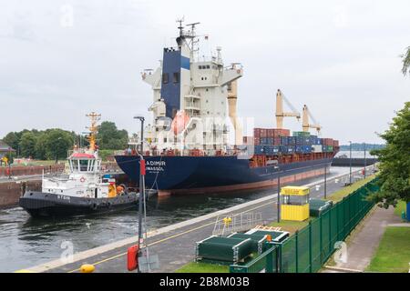 Navi da carico nelle chiuse se il canale Kial di Kiel-Holtenau, capitale della città di Kiel di Schleswig-Holstein, Germania del Nord, Europa centrale Foto Stock