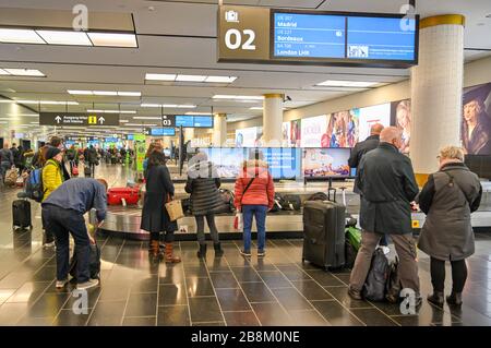 VIENNA, AUSTRIA - NOVEMBRE 2019: Persone in attesa di bagagli nella sala degli arrivi dell'aeroporto di Vienna Foto Stock