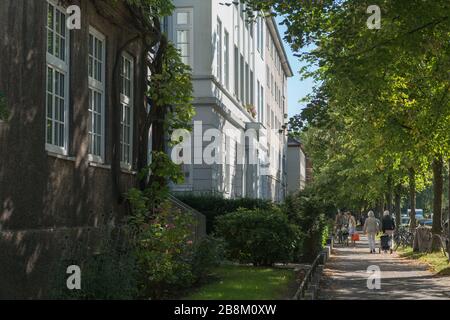 Esmarch Strasse, quartiere residenziale superiore di Kiel, capitale dello Schleswig-Holstein, Germania del Nord, Europa Centrale Foto Stock