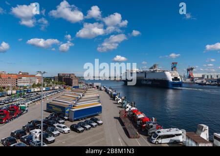 Automobili e camion in attesa di esportazione a Kiel Habour, Kiel, capitale dello Schleswig-Holstein, Germania del Nord, Europa Centrale Foto Stock