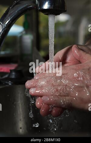 mano lavare closeup ragazzo uomo donna mani Foto Stock