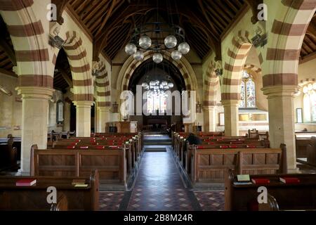 Una vista all'interno della chiesa grande di San Giacomo a Birlingham, Worcestershire come chiese attraverso il Regno Unito hanno fornito i servizi di domenica al pubblico di massa sopra il Internet oggi fra gli sforzi per combattere Covid-19. Foto Stock