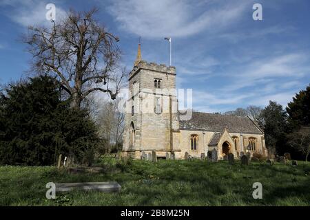 Una vista di San Giacomo la Grande chiesa a Birlingham, Worcestershire come chiese in tutto il Regno Unito hanno fornito i servizi di domenica al pubblico di massa sopra il Internet oggi fra gli sforzi per combattere Covid-19. Foto Stock