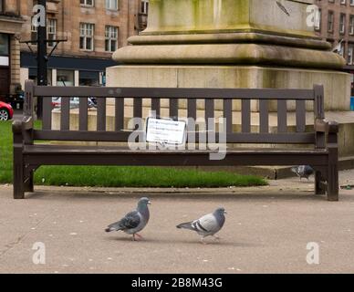 Glasgow, Regno Unito, 21 marzo 2020, George Square nel centro di Glasgow è vuota in un sabato di solito occupato durante lo scoppio del Coronavirus Covid 19 a Glasgow, Scozia, Regno Unito. Credito: Iona Shepherd Foto Stock