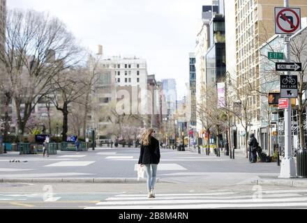 New York, Stati Uniti. 22 marzo 2020. Una donna cammina in Union Square a New York City domenica 22 marzo 2020. New York state Gov. Andrew Cuomo ha detto che il numero di decessi correlati a Coronavirus nello stato è ora 114 e dei 15,168 casi positivi, 9,045 sono stati a New York City. Foto di John Angelillo/UPI Credit: UPI/Alamy Live News Foto Stock