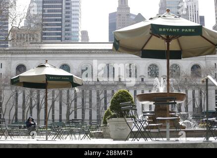 New York, Stati Uniti. 22 marzo 2020. Un uomo siede in un Bryant Park vuoto sulla 6th Avenue a New York City domenica 22 marzo 2020. New York state Gov. Andrew Cuomo ha detto che il numero di decessi correlati a Coronavirus nello stato è ora 114 e dei 15,168 casi positivi, 9,045 sono stati a New York City. Foto di John Angelillo/UPI Credit: UPI/Alamy Live News Foto Stock